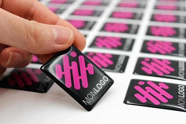 Crystal-clear epoxy dome label with 3D effect